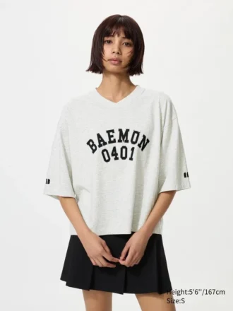 Babymonster UT cropped T-shirt met print voor dames | V-hals