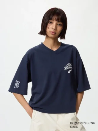 Babymonster UT cropped T-shirt met print voor dames | V-hals