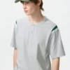 Unisex T-shirt met henley-hals